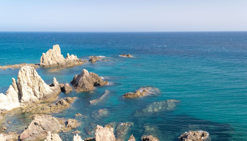 Dependiendo de si sopla levante o poniente, el mar puede pasar de tener transparencia a visibilidad más reducida