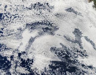 Agujeros a través de las nubes: nubes actiniformes