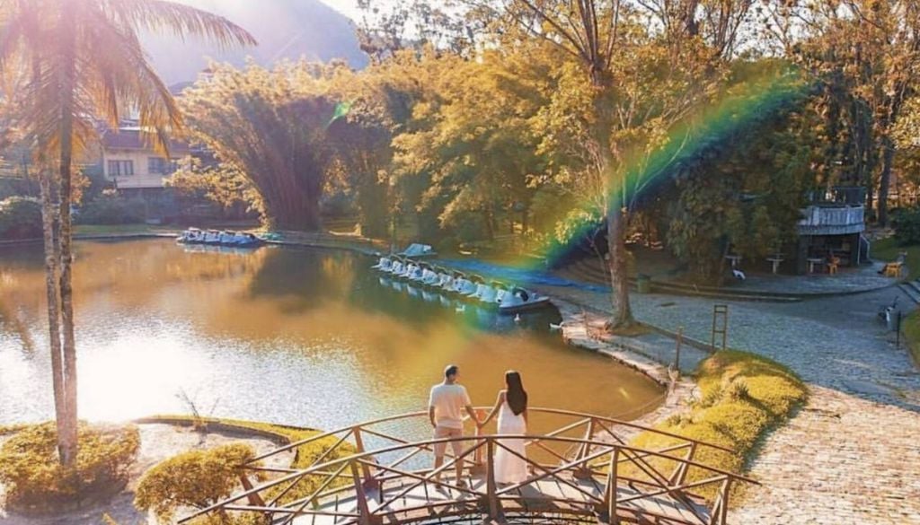 O Dia dos Namorados em Petrópolis (RJ) é marcado por um clima de serra, ideal para programações a dois. Crédito: Instagram @vanessariosfotografia