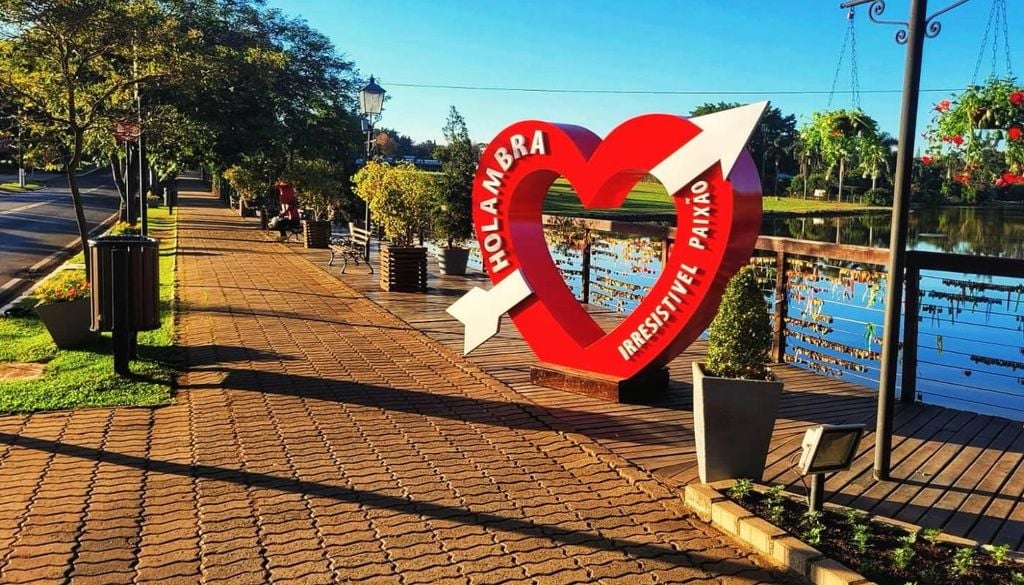 O pôr do sol no Deck do Amor costuma ser um momento bem bonito e especial para casais apaixonados. Crédito: Prefeitura de Holambra.
