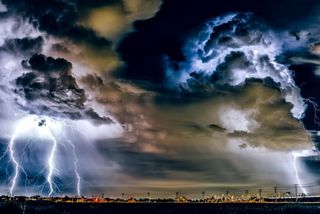 Aislamiento de borrascas sobre la Península con tormentas