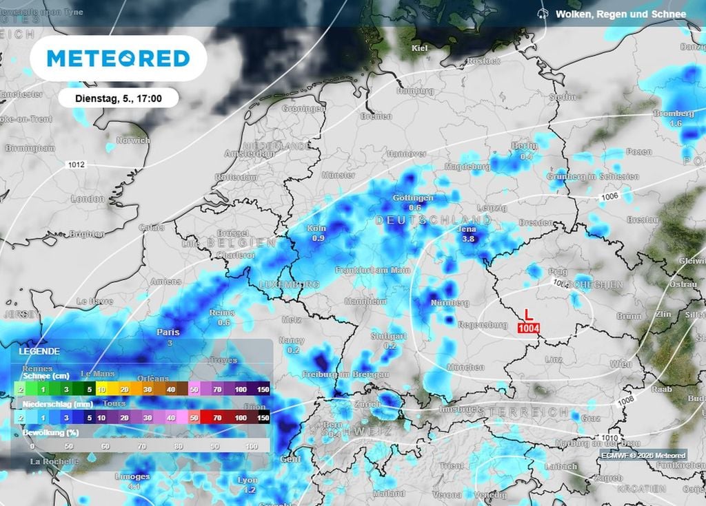Ab Dienstagmittag ziehen Schauer und Gewitter auf. Danach baut sich die Regenfront einmal quer über der nördlichen Mitte auf.