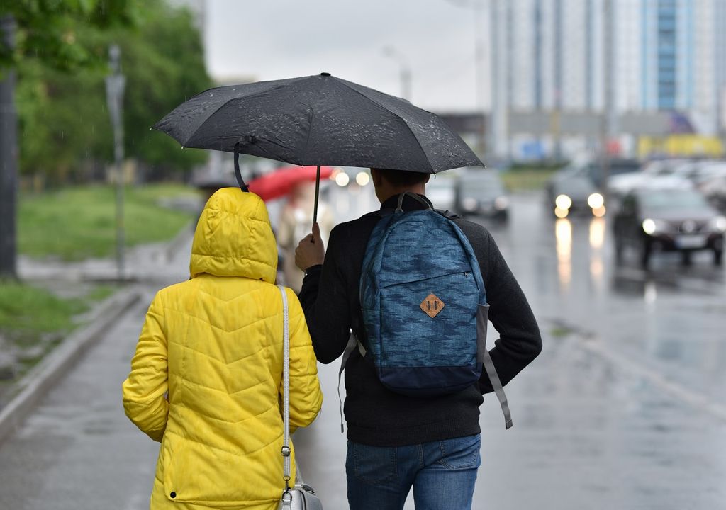 Personas caminando en día lluvioso