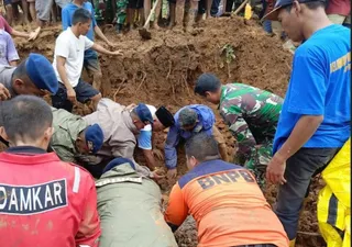 Al menos 19 muertos y 7 desaparecidos por inundaciones repentinas en Indonesia