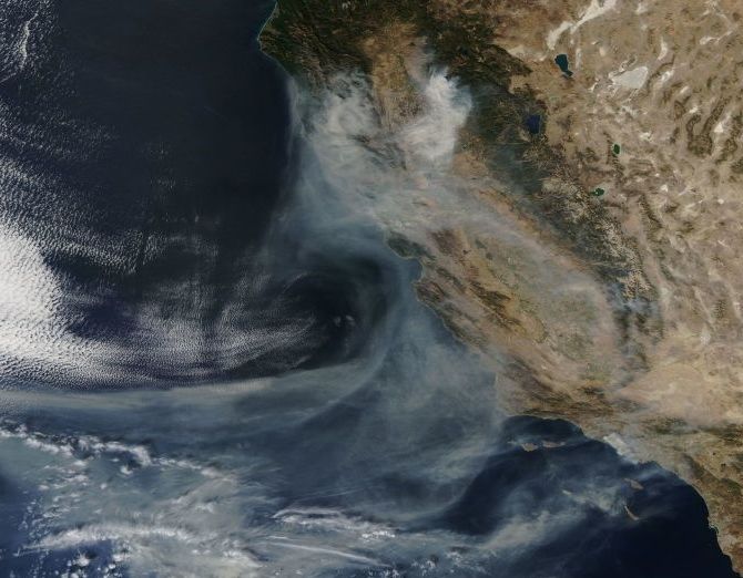 Foto 1: Imagen de Terra/MODIS del 10 de noviembre de 2018 en California. Los humos de los incendios se expanden hacia el Pacífico ayudados por los vientos del este. Imagen de Terra/MODIS del 10 de noviembre de 2018 en California. Los humos de los incendios se expanden hacia el Pacífico ayudados por los vientos del este. NASA