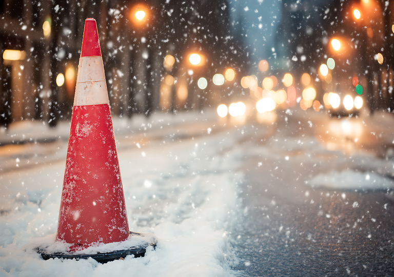 Alarm in Deutschland: Schneeverwehungen blockieren Stra&szlig;en, gef&auml;hrden Autofahrer! Wissenschaft warnt vor extremer Gefahr