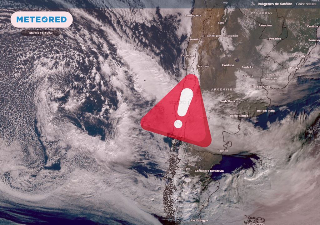 sistema frontal sobre Chile y símbolo de alerta