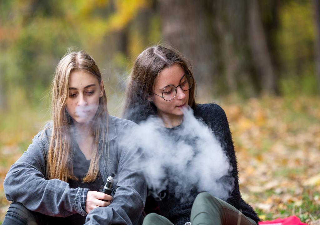 Jugendliche, Vapen, E-Zigaretten, Nikotinprodukte, Menschen Jugendliche, Vapen, E-Zigaretten, Nikotinprodukte, Menschen