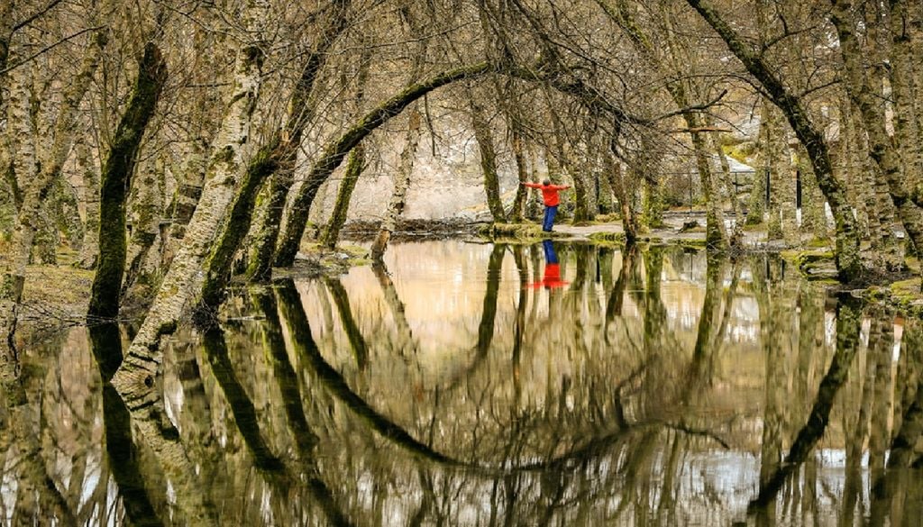 A Rede de Aldeias de Montanha criou as Escolas de Agroecologia com o intuito de promover o turismo participativo e regenerativo. Foto do Covão de Ametade na vila de Manteigas: aldeiasdemontanha.pt