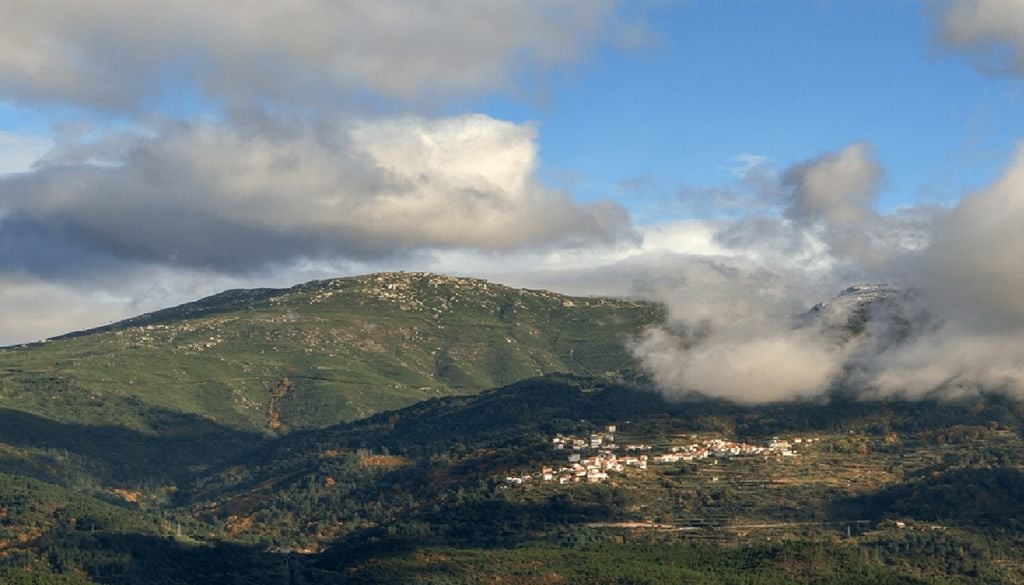 A primeira Escola de Agroecologia de Montanha decorreu na povoação de Lapa dos Dinheiros, no município de Seia, e teve como ponto central a recuperação e valorização dos soutos. Foto: aldeiasdemontanha.pt