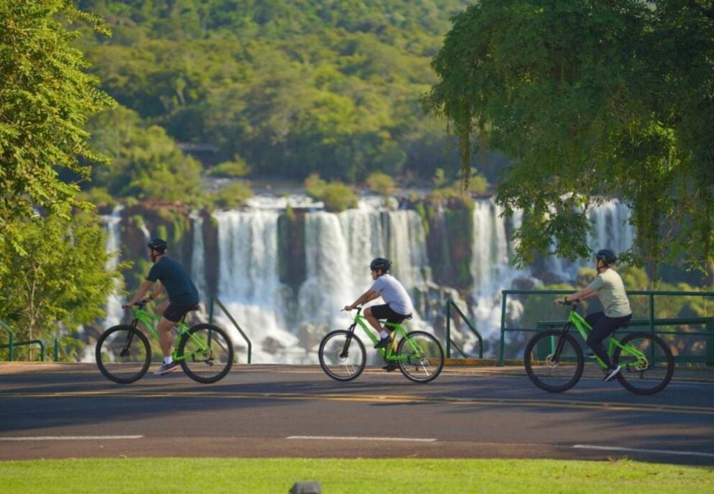 A Ciclovia Cataratas é uma ciclovia pavimentada e imersiva em meio à Mata Atlântica até o primeiro mirante das Cataratas do Iguaçu. Crédito: Urbia Cataratas.