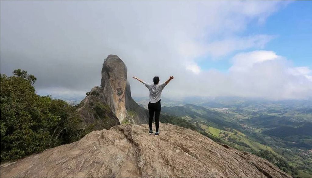 A Pedra do Baú (ao fundo), vista da ponta do Bauzinho. Crédito: Divulgação.