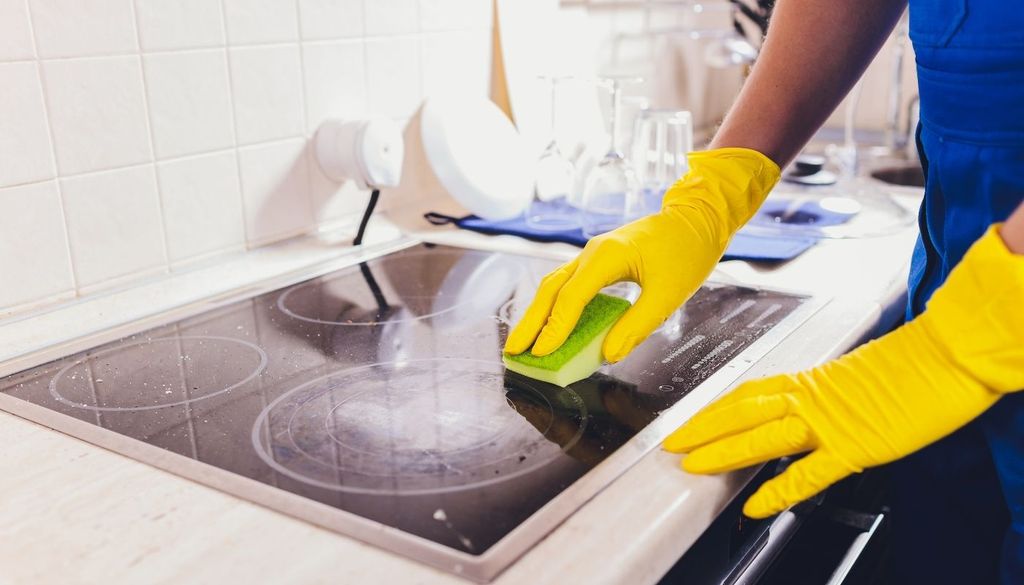La higiene en la manipulación, lavado de superficies y separación de alimentos crudos y cocidos son barreras fundamentales para evitar la contaminación cruzada.