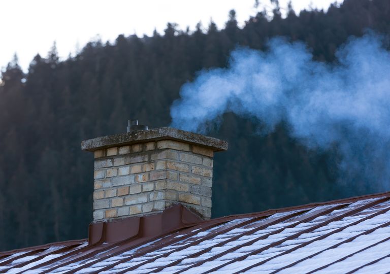 chimenea soltando humo chimenea soltando humo