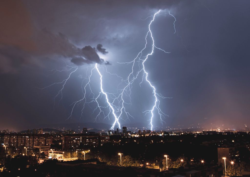 Raios são registrados sobre cidade. Fonte: Adobe Stock. Raios são registrados sobre cidade. Fonte: Adobe Stock.