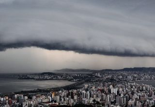 SC sob alerta de chuvas extrema entre esta terça 26 e quarta-feira 27: volumes podem alcançar 100 mm; confira