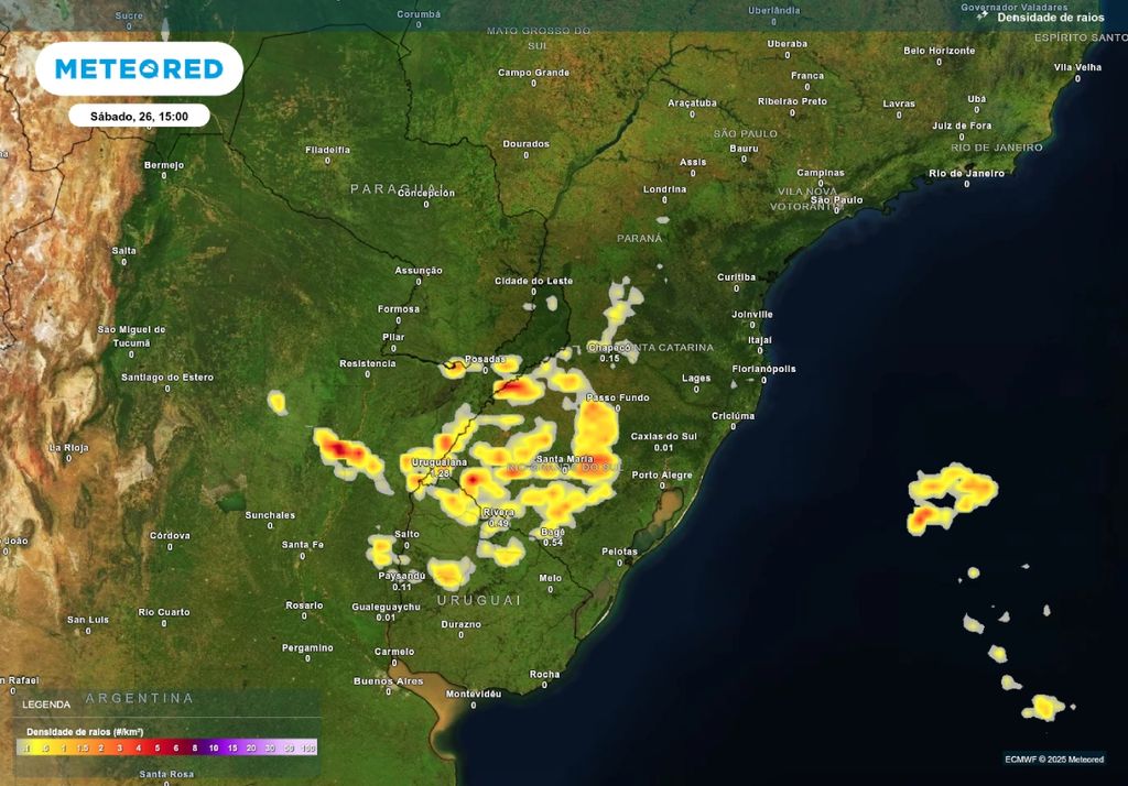 Previsão de densidade de raios no sábado (26), de acordo com o ECMWF.