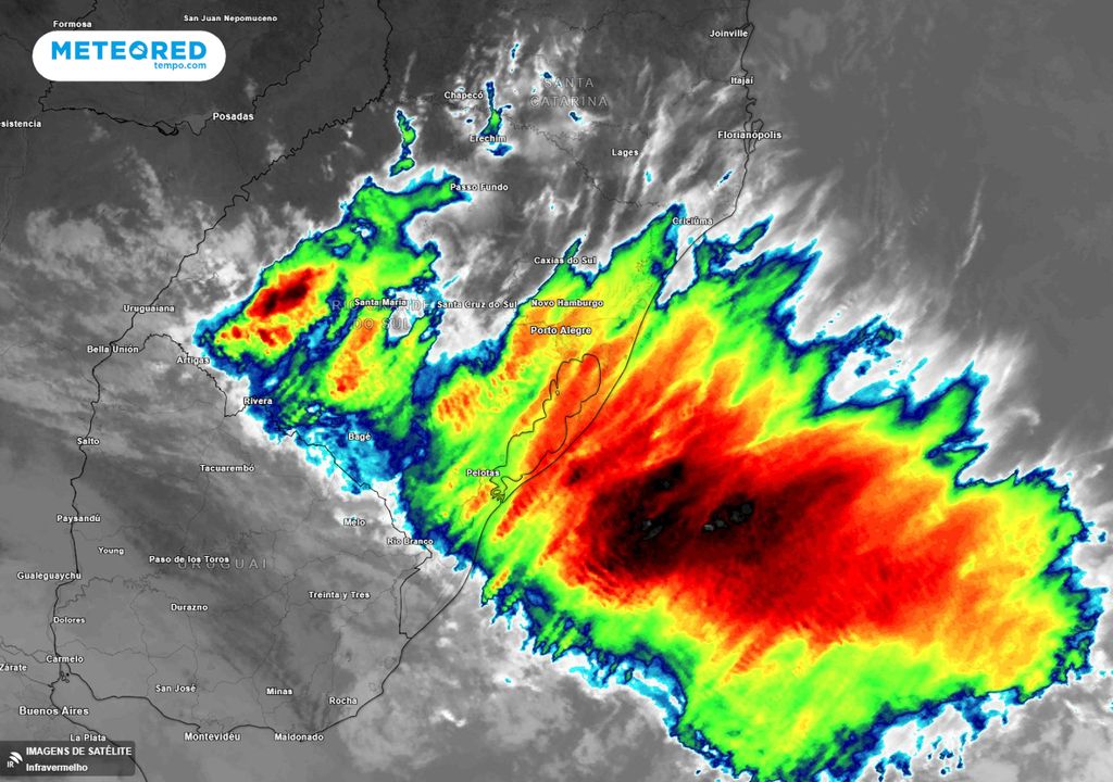 Imagem de satélite mostra tempestades se formando sobre o Rio Grande do Sul durante a manhã desta quinta-feira (21).