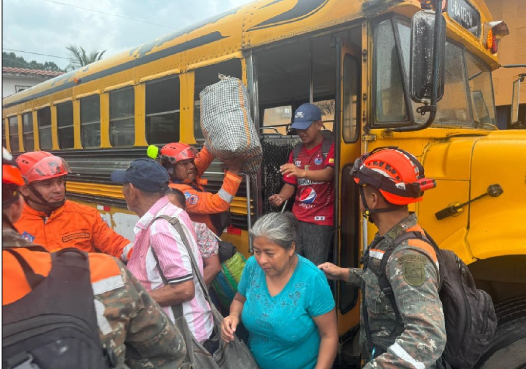 Volcán de Fuego evacuados