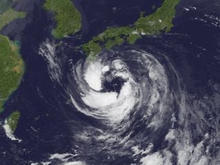 Alerta en Japón: el ojo de Krosa toca tierra