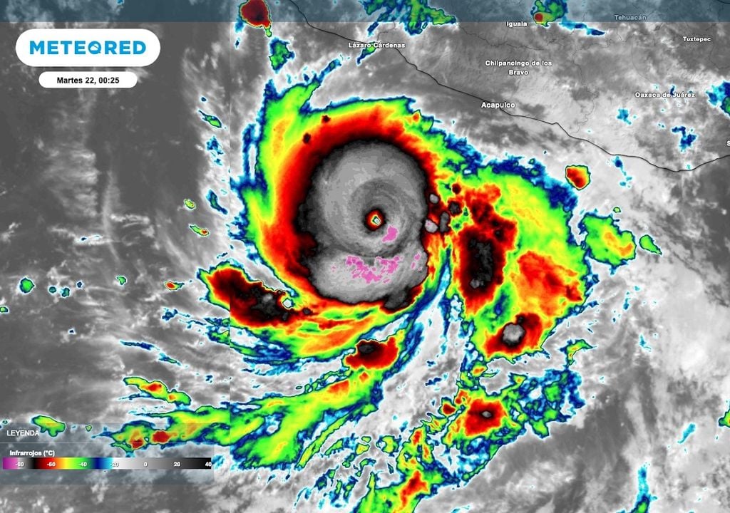 La imagen satelital IR, muestra la nubosidad convectiva asociada a la circulación "Polo", también se aprecia su bien formado ojo de huracán categoría 4.