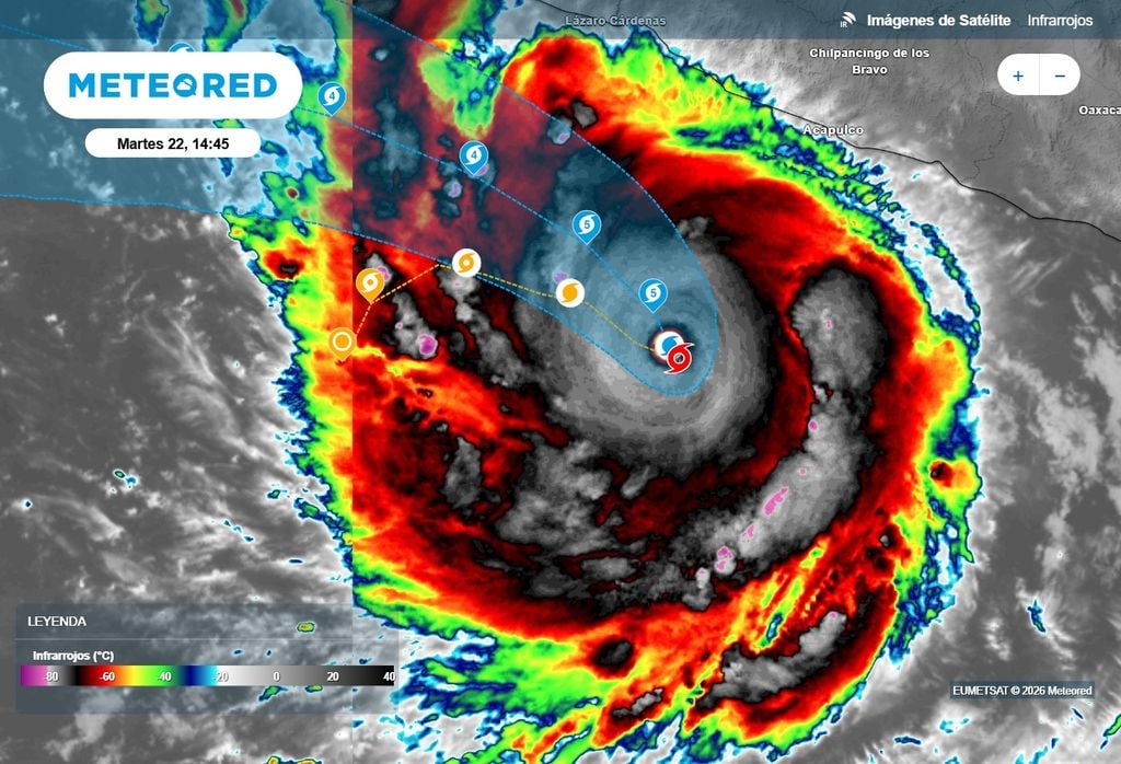 La imagen satelital IR muestra la nubosidad convectiva asociada a la circulación "Polo", también se aprecia su bien formado ojo de huracán categoría 5.