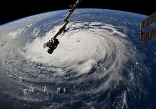 Alerta máxima ante las llegadas del huracán Florence y del tifón Mangkhut