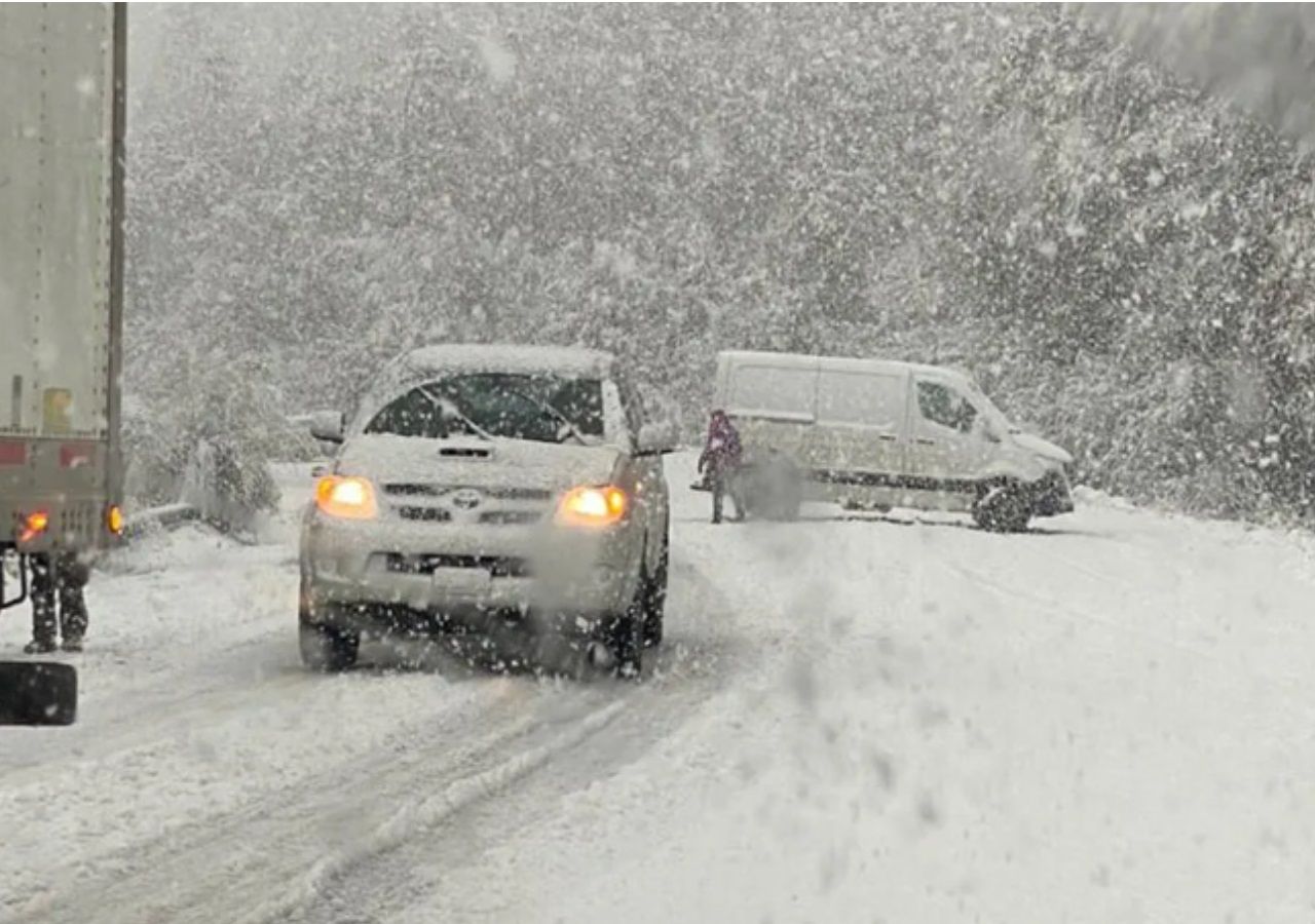 alerta-nevadas-viento-patagonia-lluvia-zonda-ruta-40-bariloche-fronterizo-cerrados-ciclon-1714465644