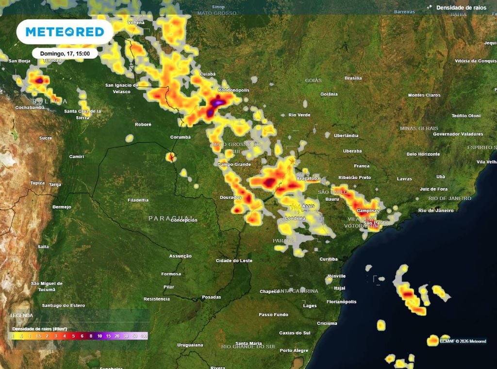 Mapa de densidade de raios mostra áreas mais propícias a tempestades na tarde deste domingo (17). Destaque para a capital paulista e o leste do MS.