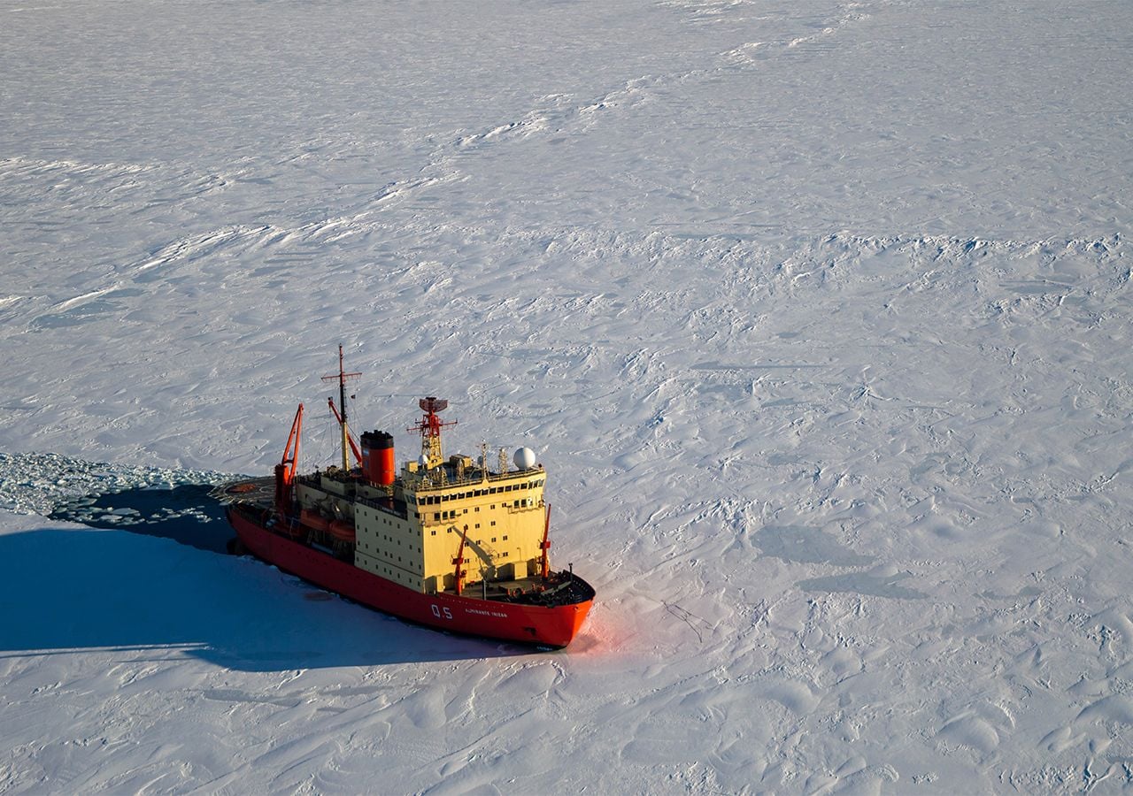 En el futuro, la capa de agua dulce en los mares antárticos acelerará el congelamiento superficial mientras el fondo se calienta. Este hielo, más blando pero traicionero, podría atrapar barcos en trampas dinámicas como le ocurrió al mítico "Endurance" de Shackleton en 1915.