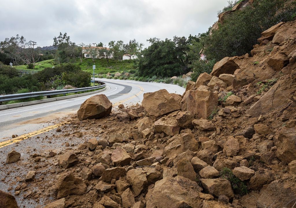 obstrucción de vías; deslizamientos