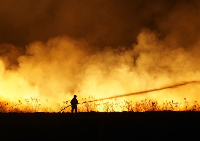 bombero combatiendo incendio bombero combatiendo incendio