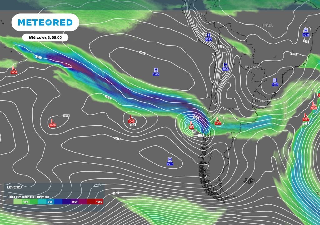 Poderoso rio atmosferico El poderoso río atmosférico continuará transportando humedad desde latitudes tropicales del centro del Pacífico hacia la cordillera del norte patagónico. Esto asegura el agua disponible para las lluvias que afectan la región. Y demuestra lo interconectada que está la atmósfera ya que los fenómenos que nos afectan pueden estar originados por fuentes muy lejanas.
