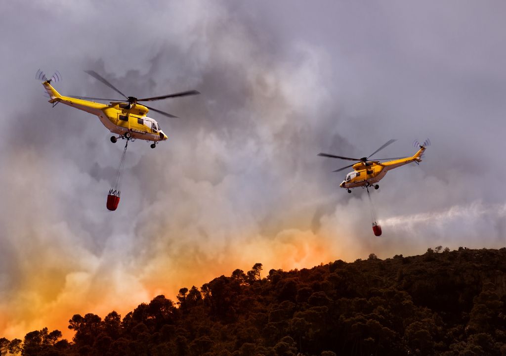 Dos helicópteros combatiendo un incendio forestal