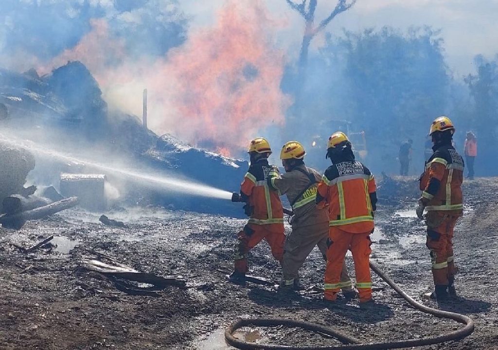Bomberos combatiendo incendio forestal en Timaukel