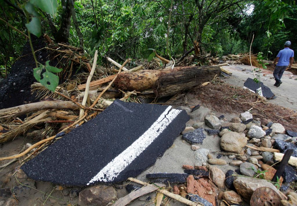 Rodovia destruída após tempestade em Angra dos Reis, Rio de Janeiro.