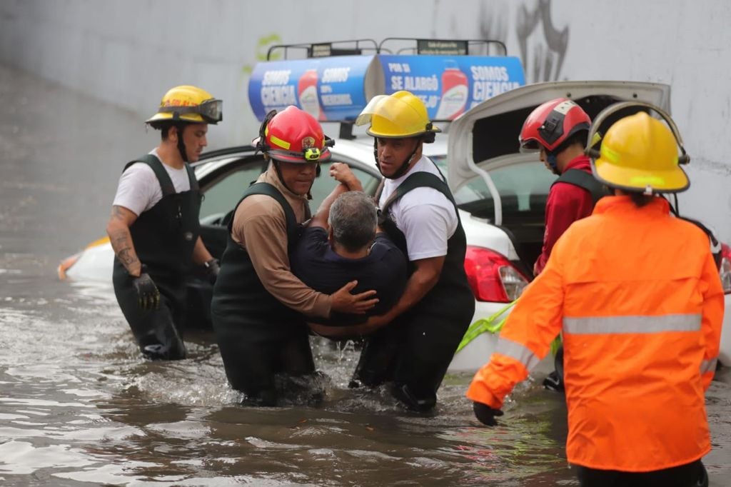 Elementos de Protección Civil de Guadalajaran rescatan a taxista tras fuerte lluvia en la ZMG. Foto cortesía PCGDL. Elementos de Protección Civil de Guadalajara rescatan a taxista tras fuerte lluvia en la ZMG. Foto cortesía PCGDL.