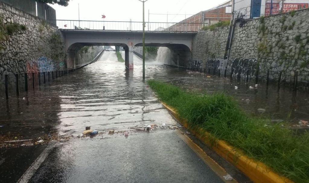 Si vas conduciendo, observa los niveles de flujo o acumulamiento de agua en ríos, arroyos, vados, pasos a desnivel, y partes bajas. Cortesía PCGDL. Si vas conduciendo, observa los niveles de flujo o acumulamiento de agua en ríos, arroyos, vados, pasos a desnivel, y partes bajas. Cortesía PCGDL.
