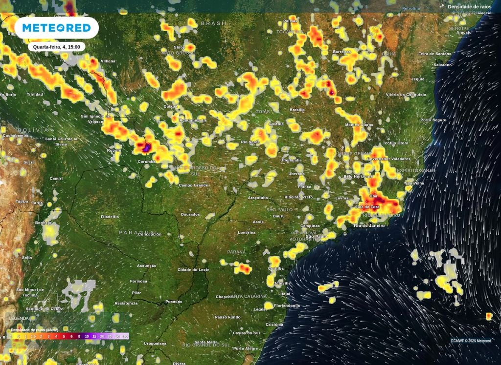 Mapa de densidade de raios mostra áreas do leste de Minas Gerais e parte do Rio de Janeiro com maiores chances de tempestades na tarde de quarta (4).