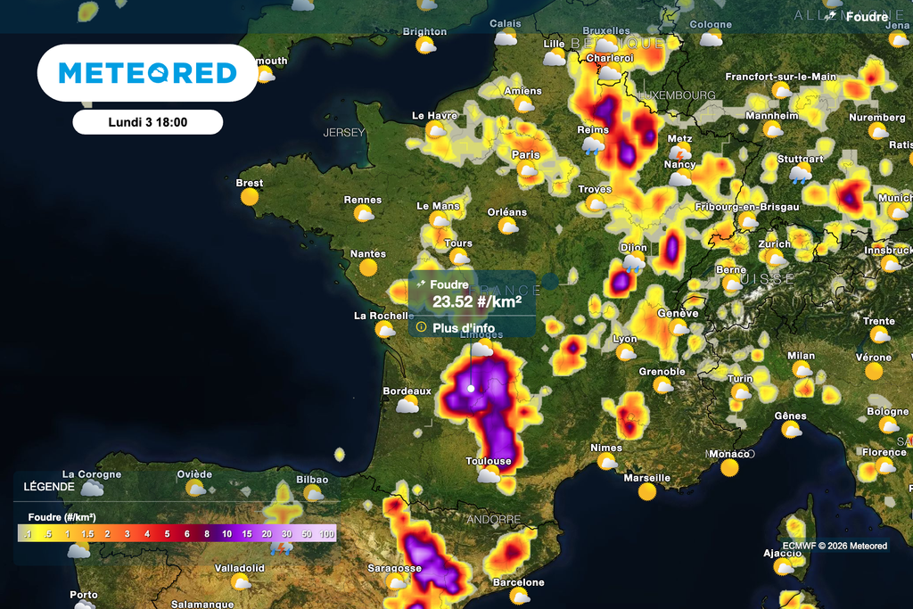 Très forte activité électrique sous les orages cet après-midi et ce soir. Très forte activité électrique sous les orages cet après-midi et ce soir.