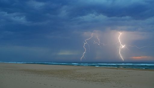 Alerte orages : foudre, gr&ecirc;le, fortes pluies et rafales de vent. M&eacute;t&eacute;o-France place 58 d&eacute;partements en vigilance jaune