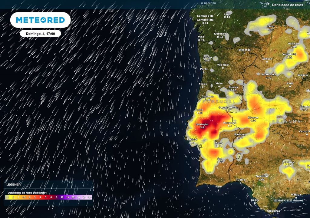 Neste mapa de previsão horária da densidade de raios às 17:00 de domingo, 4 de outubro, observa-se uma maior predisposição para a concentração de descargas elétricas atmosféricas no Centro e no Sul do país.
