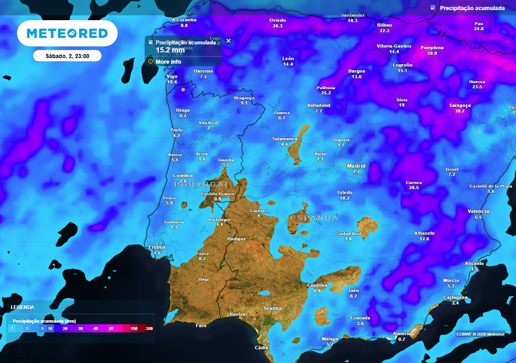 Previsão da distribuição de chuva acumulada em Portugal continental até às 23:00 de sábado, 2 de maio.