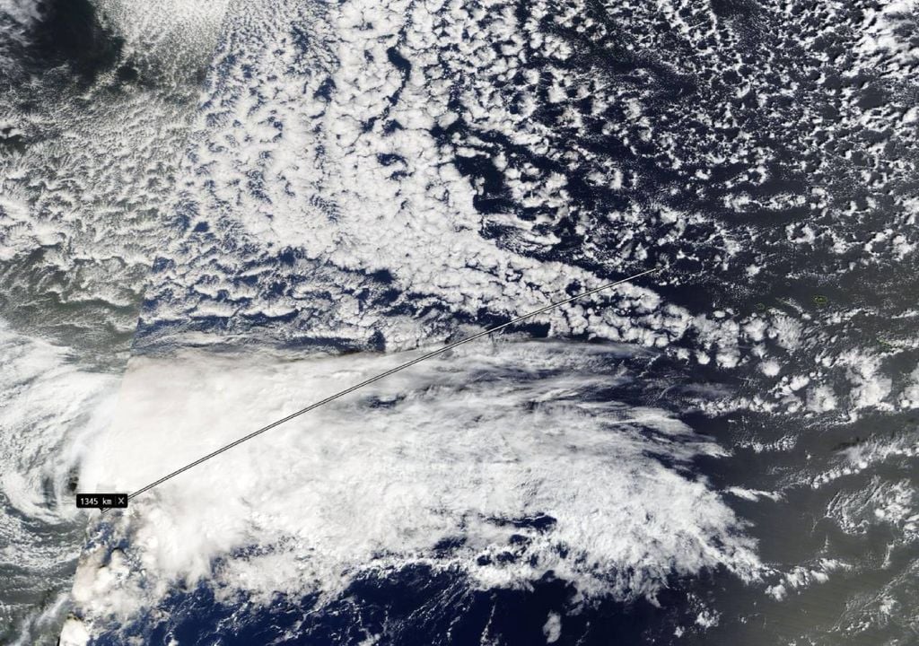 A ainda tempestade tropical Hanna situa-se, atualmente, a aproximadamente 1350 km a sudoeste da ilha das Flores - Grupo Ocidental dos Açores. Fonte: elaboração própria a partir de dados da NASA Worldview.