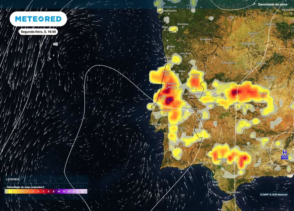 Possível distribuição das descargas elétricas atmosféricas na segunda-feira, 5 de outubro, pelas 16:00.