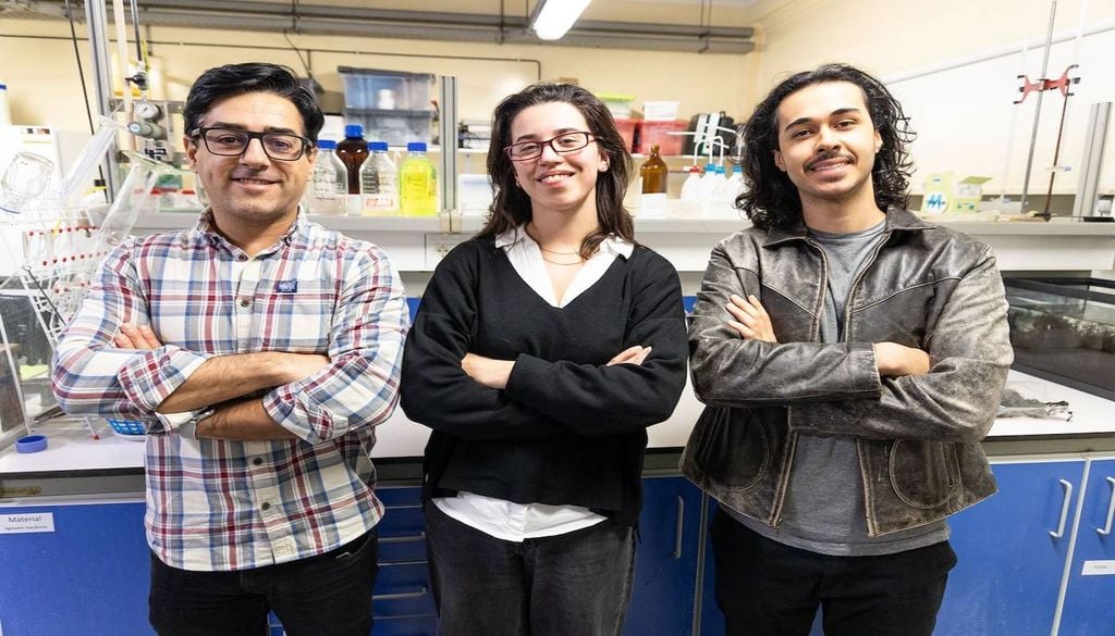 Da esquerda para a direita, os investigadores investigadores do Departamento de Química e do LAQV-REQUIMTE, Bruno Henriques, Sofia Grangeia e Thiago Silva. Imagem: Universidade de Aveiro (UA).