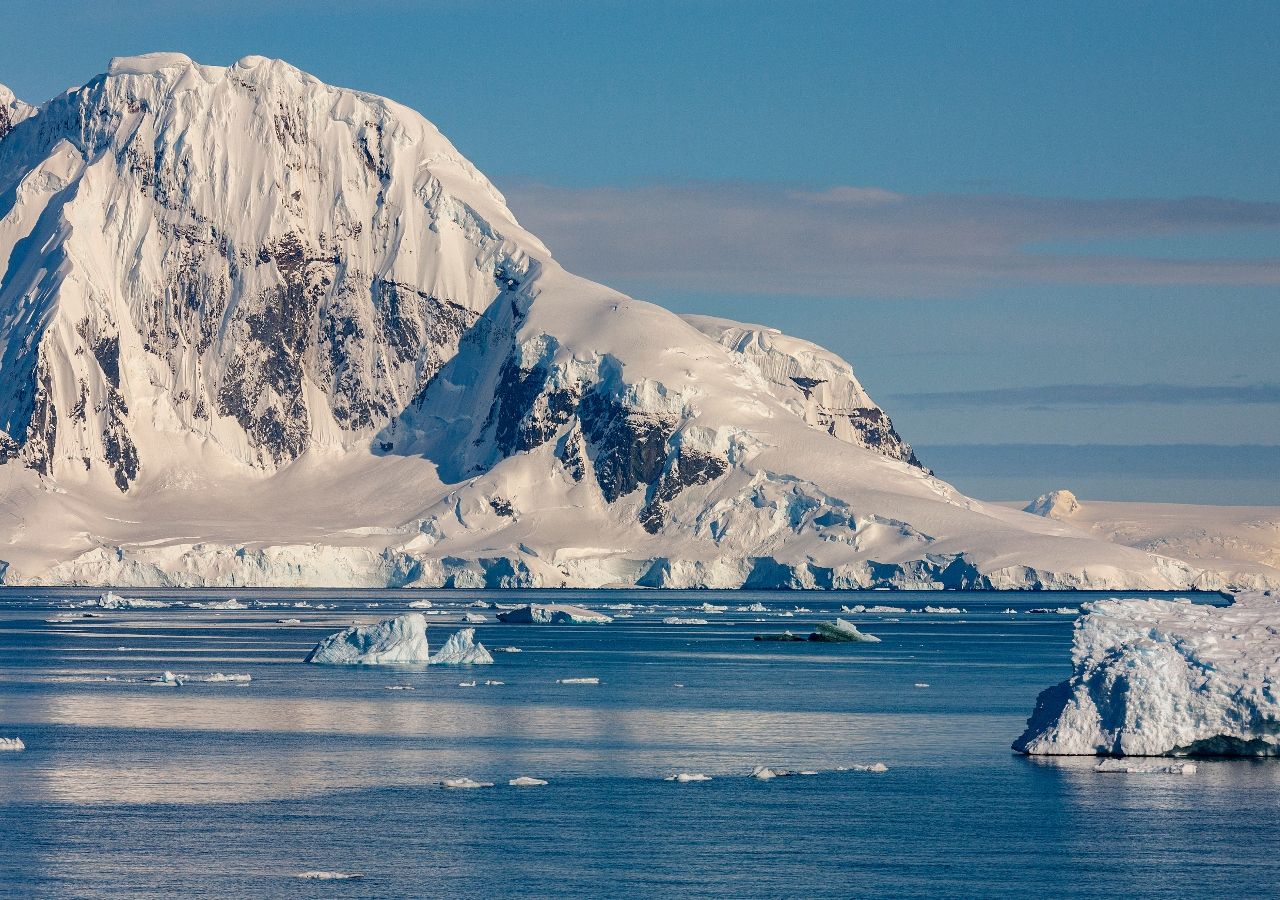 Los científicos advierten que un nuevo ciclo de retroalimentación está acelerando la pérdida de hielo desde abajo.