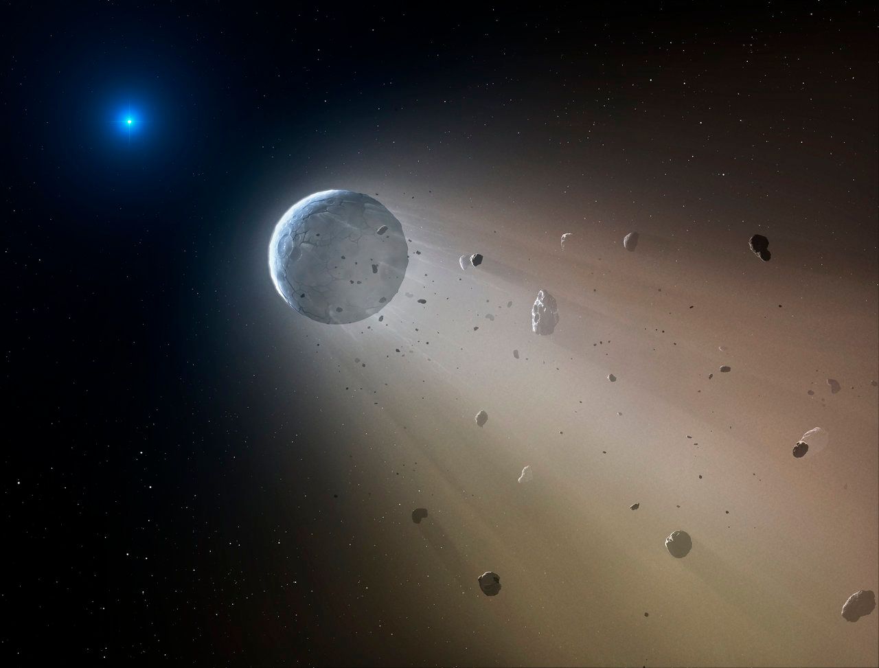 En la concepción de este artista, un pequeño objeto rocoso se vaporiza mientras orbita una estrella enana blanca. Crédito: CfA/Mark A. Garlick
