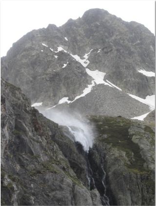 Algo raro le pasa a esta cascada pirenaica: cayendo el agua hacia arriba