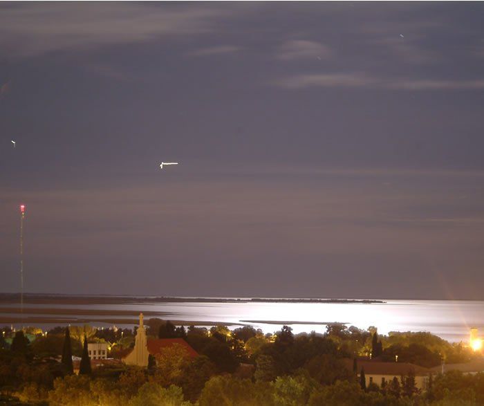 Algunos Rayos Más Desde Argentina Noviembre 18, 2005Rafael Ketelhohmhttp://www.redesdelsur.com/clientes/sanjuan/rayo/ Hola todos,Anoche estuve sacando fotos hasta la 1 AM. Tormenta muy chata, los topes no superaban los 8 km de altura, poca actividad eléctrica.Las fotos fueron sacadas de lejos con algo de zoom (80mm aprox) cuando se acercó no le pude dar ni a un solo rayo.Espero les gusten.Saludos, RafaelK